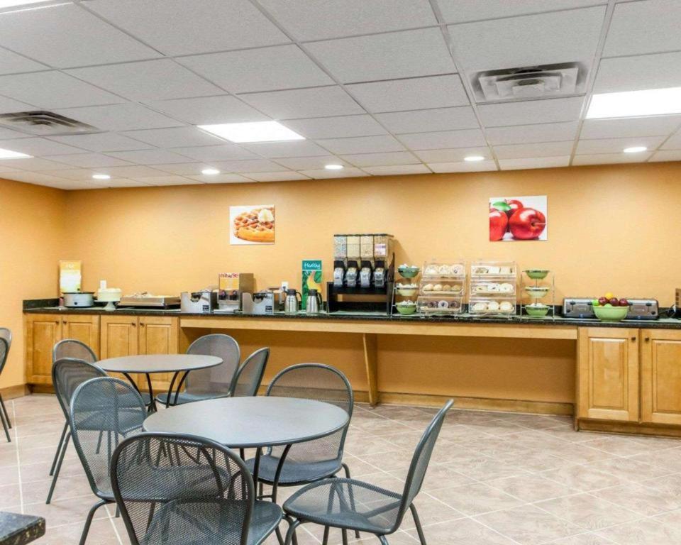 Quality Inn & Suites Ames Conference Center Near Isu Campus Εξωτερικό φωτογραφία