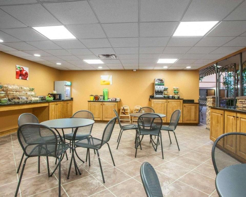 Quality Inn & Suites Ames Conference Center Near Isu Campus Εξωτερικό φωτογραφία